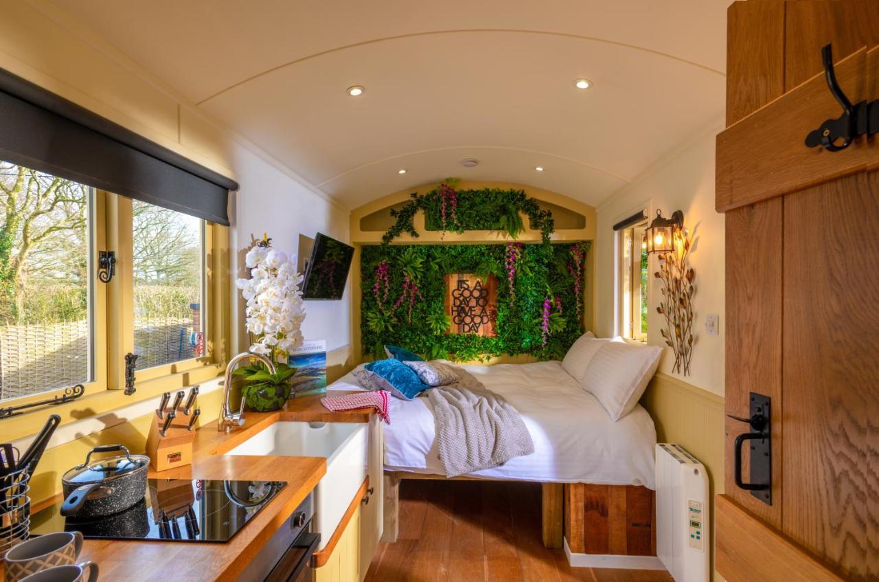 Hillside View Shepherds Hut - Ockeridge Rural Retreats Little Witley Exterior photo
